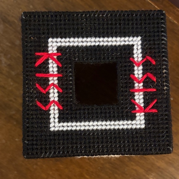 New handmade Kiss tissue box cover. - Picture 4 of 5